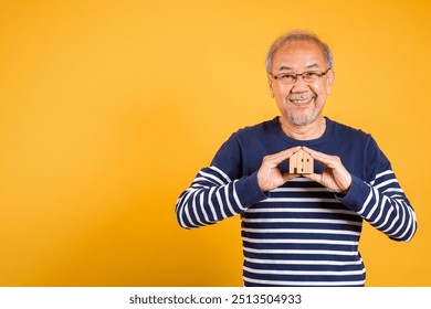 Retrato Asiático sonriente anciano