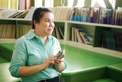 Retrato De Mujeres Asiáticas Con Discapacidad De Ceguera Disfrutan De Usar Un Teléfono Inteligente Con Acceso De Voz Para Personas Con Discapacidad Visual En Una Biblioteca Del Lugar De Trabajo Creativo.