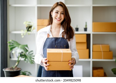 Portrait Of Asian Young Woman SME Working With A Box At Home The Workplace.start-up Small Business Owner, Small Business Entrepreneur SME Or Freelance Business Online And Delivery Concept.