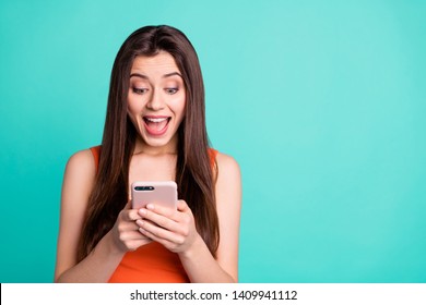 Portrait astonished cute funny funky teen teenager hold hand device gadget scream impressed incredible sales discount wonder unbelievable unexpected nice clothing free time isolated green background