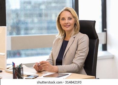 Portrait einer attraktiven Geschäftsfrau im Büro