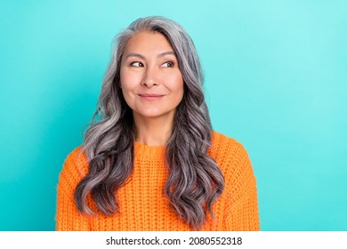 Portrait of attractive cheerful curious grey-haired woman thinking guessing isolated over bright teal turquoise color background