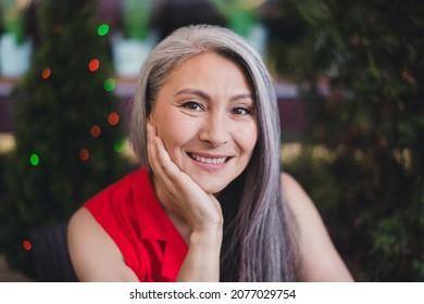 Portrait of attractive cheerful grey-haired woman resting sitting at cafe spending holiday weekend outdoors