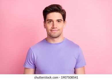 Retrato de un tipo atractivo y con contenido cultivado aislado sobre fondo rosa pastel