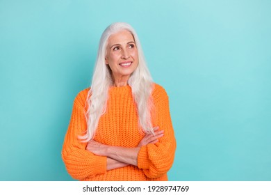 Portrait von attraktiven kreativen, fröhlichen, grauhaarigen Frauen gefalteten Armen denken Kopienraum einzeln auf buntem Teal-Hintergrund
