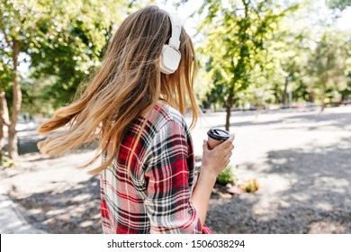 女の子 後ろ姿 の画像 写真素材 ベクター画像 Shutterstock