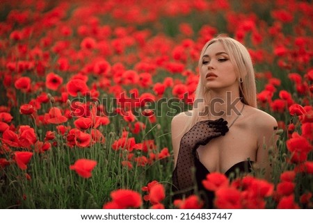 portrait of a beautiful blonde woman in a straw hat at sunset on a poppy field
