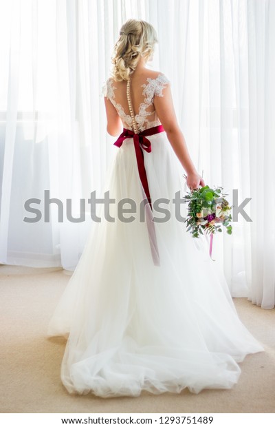 Portrait Beautiful Bride Back Makeup Hairdo People Beauty