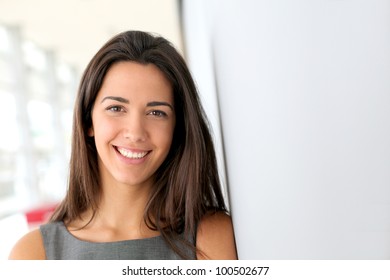Porträt einer schönen Geschäftsfrau in der Halle