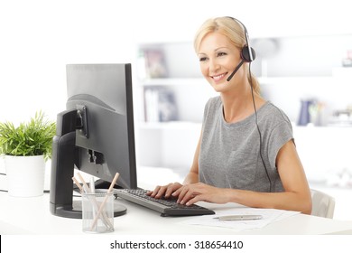 Porträt eines schönen Kunden-Repräsentanten mit Headset lächeln während eines Telefongesprächs.