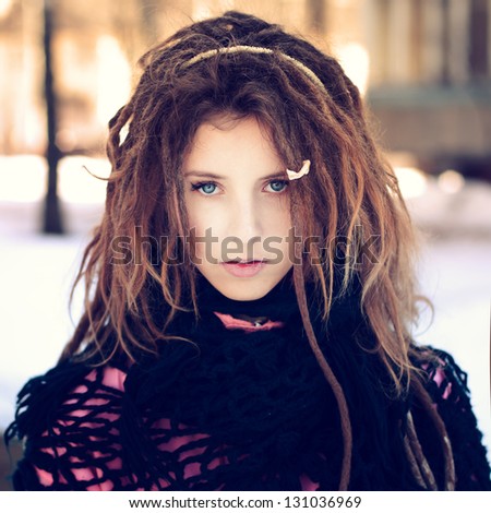 photo de stock de portrait beautiful girl dreadlocks (modifier