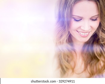 Porträt einer schönen glücklichen Frau, die lächelt 