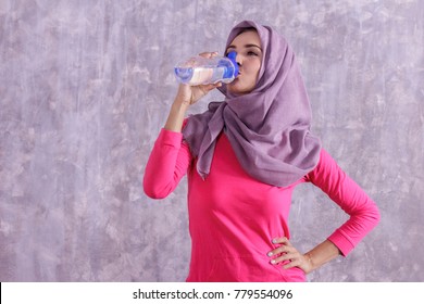 1,158 Hijab woman drink water Images, Stock Photos & Vectors | Shutterstock