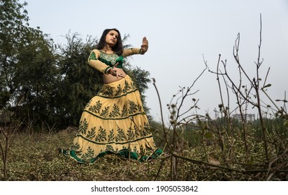 Indian Girl Dancing Images Stock Photos Vectors Shutterstock