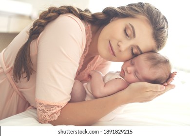 Portret van een mooie moeder, met haar zogende baby. Foto van hoge kwaliteit.