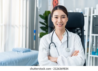 2,511 Professional pharmacist looking camera Images, Stock Photos ...