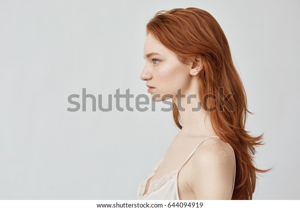 横顔をしている美しい赤毛の女の子のポートレート の写真素材 今すぐ編集