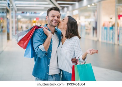 Portrait of beautiful romantic couple spending day together doing shopping in a mall. Foto Stock