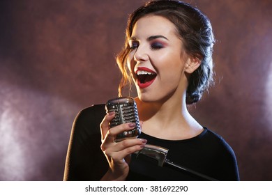 105,322 Beautiful woman singing Images, Stock Photos & Vectors ...