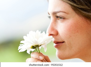 Chân dung của một người phụ nữ xinh đẹp ngửi thấy một bông hoa – Ảnh có sẵn