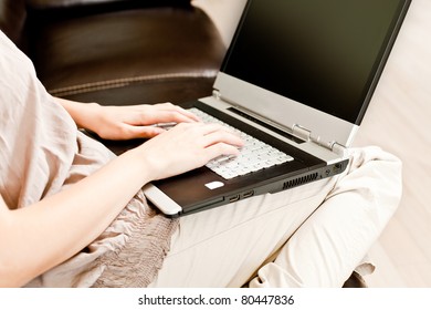 Porträt einer schönen Frau mit einem Laptop - unzwangloses Stillleben