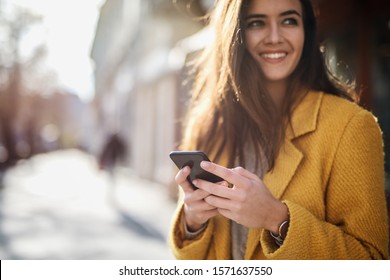 Porträt einer schönen Frau mit einem Handy