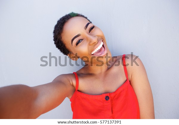 自撮りの美しい若い黒人女性のポートレート の写真素材 今すぐ編集