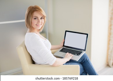 53,573 Girl Looking Computer Screen Images, Stock Photos & Vectors ...