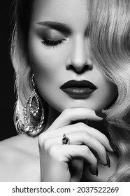 Portrait Of Beautiful Young Sexy Woman With Vintage Make-up And Blond Hairstyle. Diva Of Cinematograph In Black And White Noir Style. American Diva Style With Shiny Brilliants Jewelry