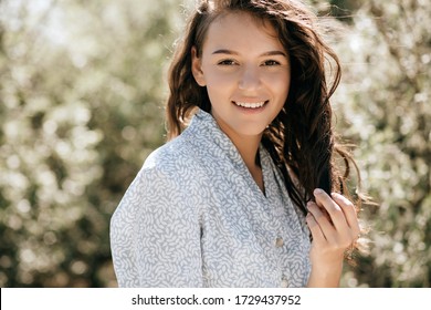 Portrait einer schönen jungen Frau, die in einem Sommerkleid lächelt