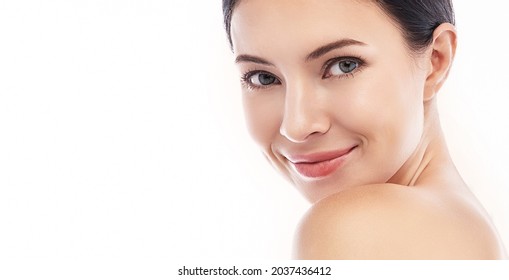 Portrait von Schönheitspflegerin mit feinem, perfekt gesundem, glänzendem Gesicht einzeln auf weißem Hintergrund, junges schönes asiatisches Mädchen mit hübschem Lächeln Gesichtspflege Beauty Women hair spa Skincare Banner