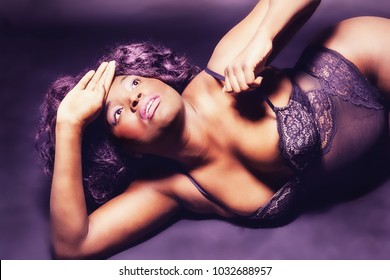 Porträt eines schwarzen, kurvigen Supermodells in Dessous. 