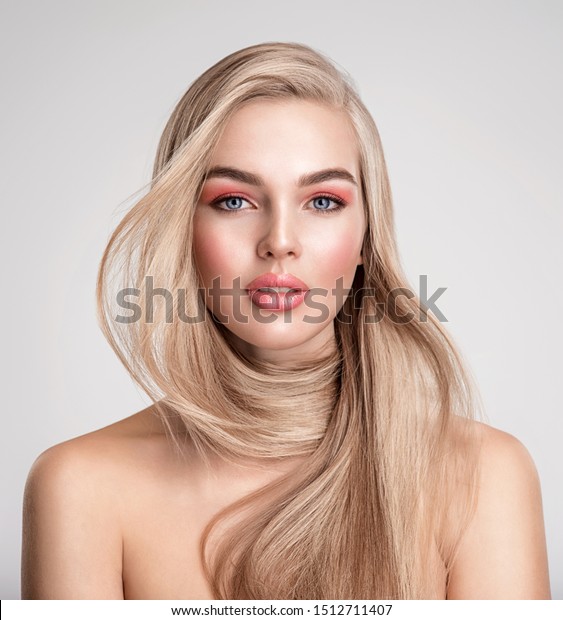 長くまっすぐな明るい髪の金髪の美しい女性のポートレート 珊瑚色の化粧をした美しい女性のポートレート 派手なファッションメイクの女の子 美しい女性の顔 ファッションモデル の写真素材 今すぐ編集