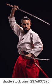 retrato de un brasileño con traje samurai, sosteniendo dos espadas horizontalmente y mirando a la cámara - Belém - Pará - Brasil
