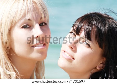 portrait brunette and blonde of the ocean
