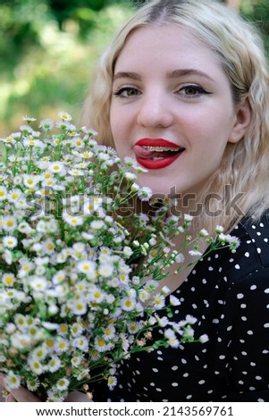 Similar – Fröhliche blonde Frau, die mit einem riesigen Gänseblümchen posiert.