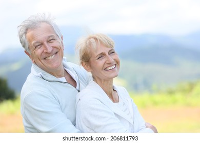 Portrait des fröhlichen Seniorenpaares 