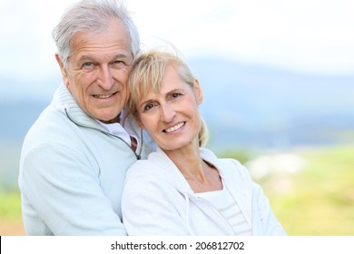 Porträt eines fröhlichen Seniorenpaares, das sich gegenseitig umarmt