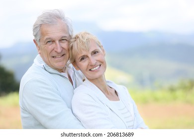 Porträt eines fröhlichen Seniorenpaares, das sich gegenseitig umarmt