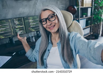 Portrait Of Cheerful Senior Lady Sit Chair Take Selfie Hand Demonstrate Workplace Business Center Indoors