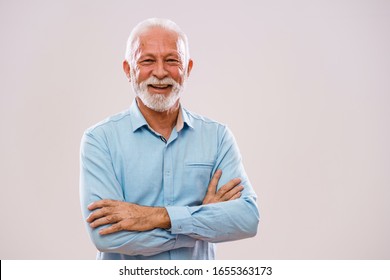 Retrato de un alegre anciano que está mirando la cámara y sonriendo.