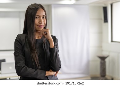 Portrait of Confident Asian business woman standing in the office.