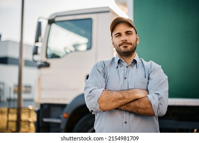 Retrato del conductor de camión de confianza en el estacionamiento mirando la cámara. Copiar espacio.