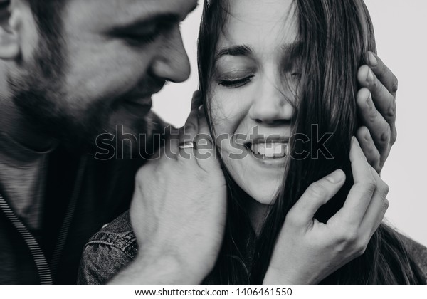 Portrait of a couple in love in black and\
white, a young man embracing his beloved\
woman