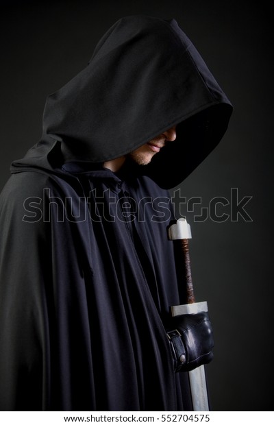 黒いマントと手にした剣を持つ勇敢な戦士の放浪者のポートレート の写真素材 今すぐ編集