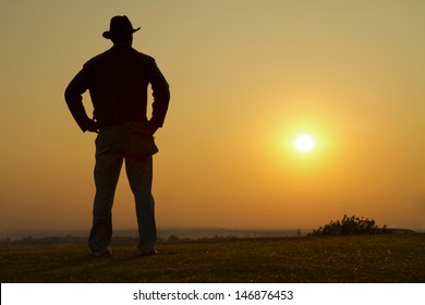 Retrato de um Cowboy Olhando para o pôr do sol