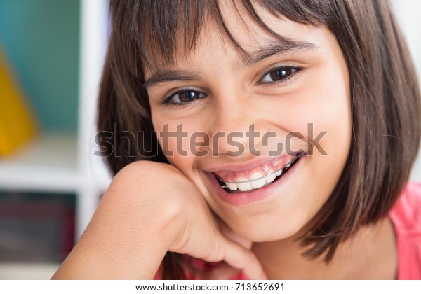 取り外し可能な歯列矯正器具を身に着けて微笑むかわいい女の子のポートレート の写真素材 今すぐ編集