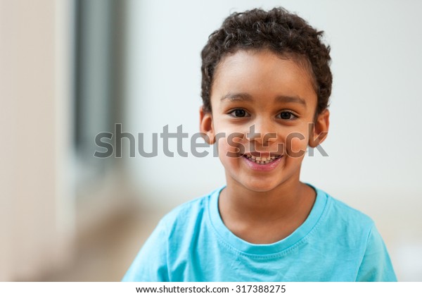 かわいい小さなアフリカ系アメリカ人の男の子が微笑んでいるポートレート の写真素材 今すぐ編集