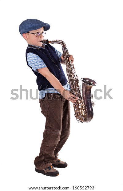 サックスを演奏するかわいい少年のジャズマンのポートレート レトロなスタイル 白い背景に の写真素材 今すぐ編集