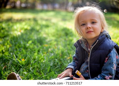 Portrait Cute Little Girl Outside Stock Photo 711213517 | Shutterstock